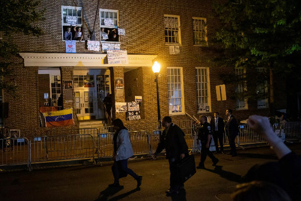   Comienza el desalojo de la embajada de Venezuela en EEUU, tomada por simpatizantes de Maduro  