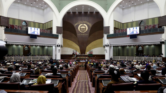   VIDEO:   Un legislador afgano intenta apuñalar a un opositor en el Parlamento