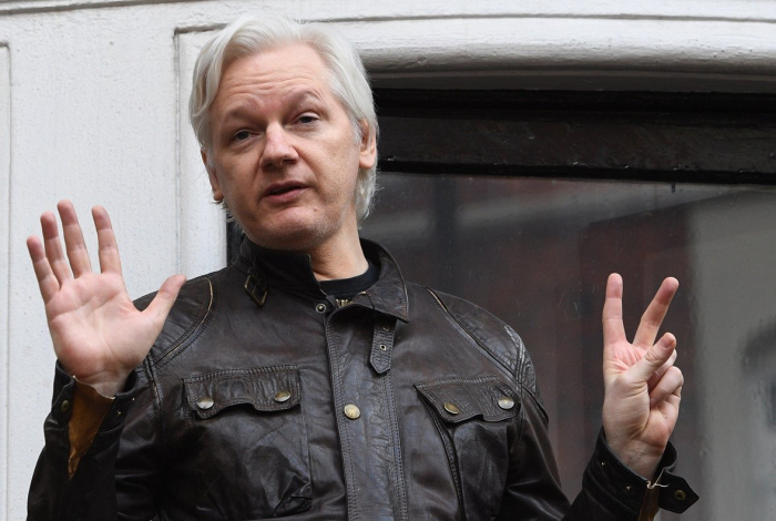 Ecuador revisa la nacionalidad que le otorgó a Assange