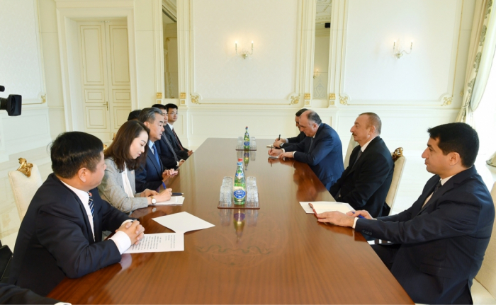  Presidente Ilham Aliyev recibe al ministro de Exteriores chino 