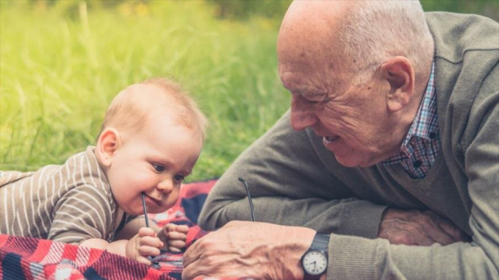   Estudio:   Abuelos y abuelas que cuidan a sus nietos viven más