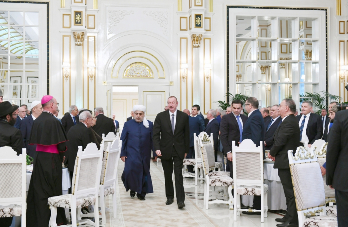   Präsident Ilham Aliyev nimmt anlässlich des heiligen Monats Ramadan an der Iftar-Zeremonie teil  