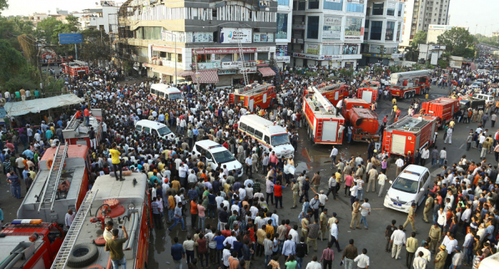  Decenas de muertos por un incendio en un centro comercial en el oeste de la India 