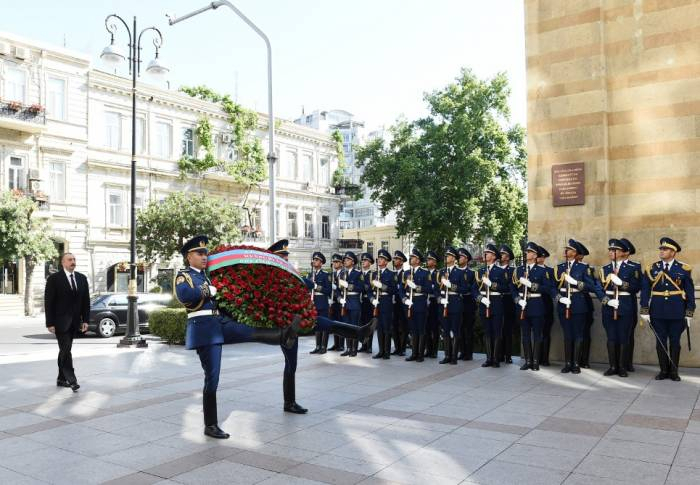  Presidente Aliyev visita el monumento erigido en honor de la República Democrática de Azerbaiyán 