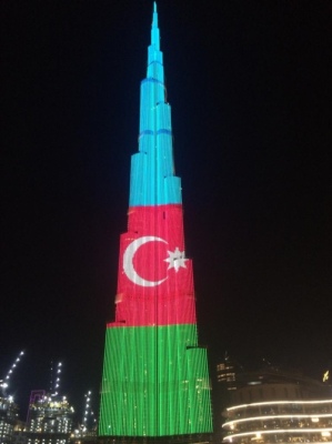  Burj Khalifa de Dubái se ilumina con la bandera de Azerbaiyán 