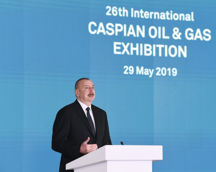 Präsident Ilham Aliyev besichtigt Fachmesse und Konferenz für Öl und Gas 