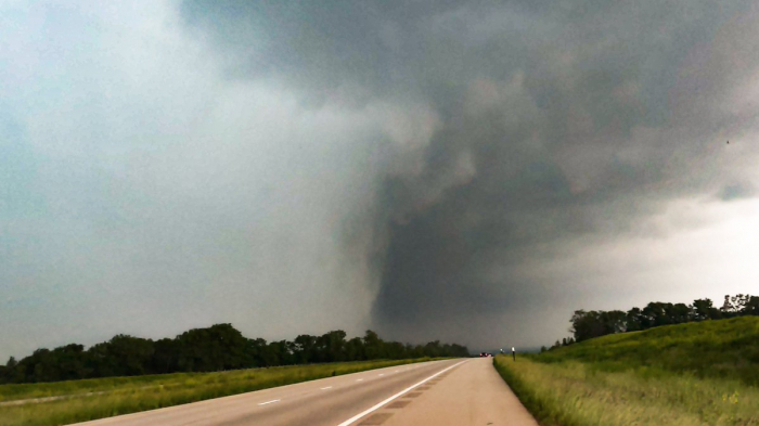   Tornados dejan destrucción en Kansas, mientras varios estados de EE.UU. afrontan inundaciones repentinas  