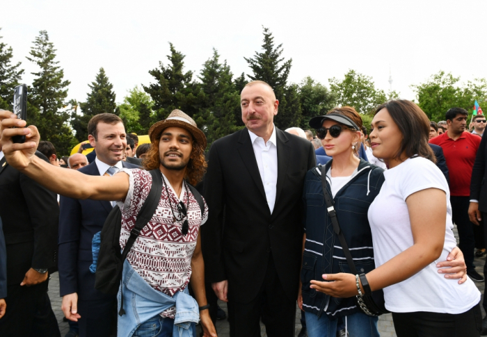   Präsident Ilham Aliyev promeniert durch Küsten-Nationalpark  