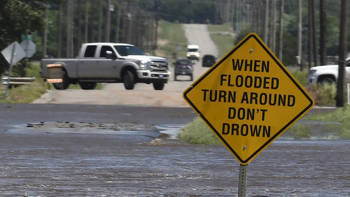     VIDEOS, FOTOS  : Calles se convierten en ríos por las intensas lluvias que azotan varios estados de EE.UU.  