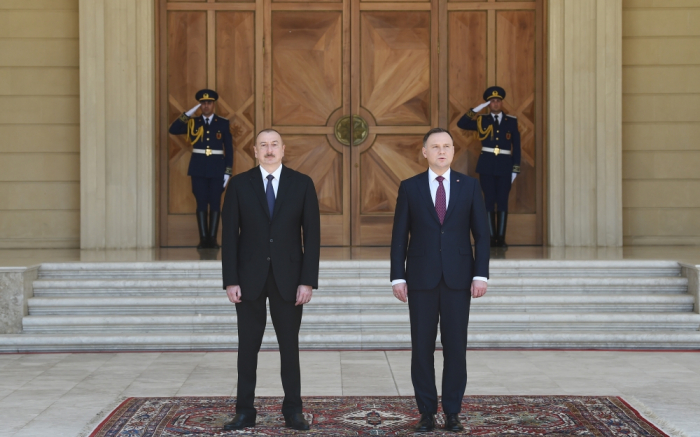  Se realiza la ceremonia oficial de bienvenida al presidente polaco en Azerbaiyán-  Fotos  