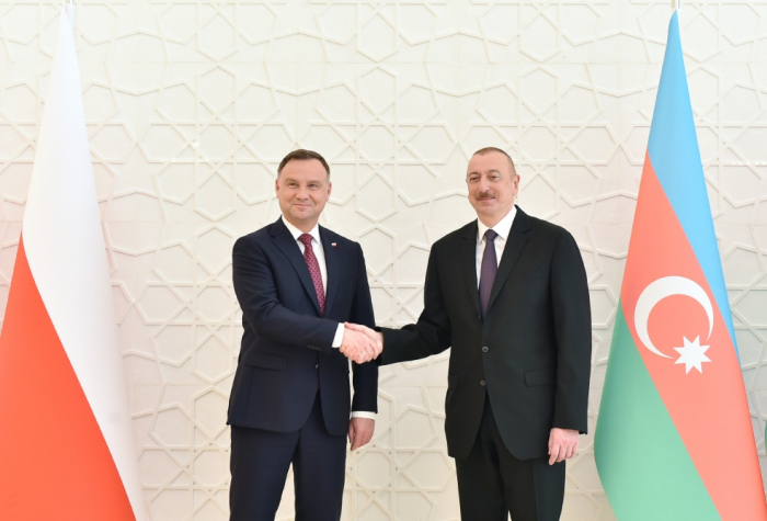   Aliyev y Duda celebran reunión ampliada  