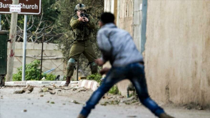 Soldados israelíes matan a tiros a joven palestino en Al-Quds