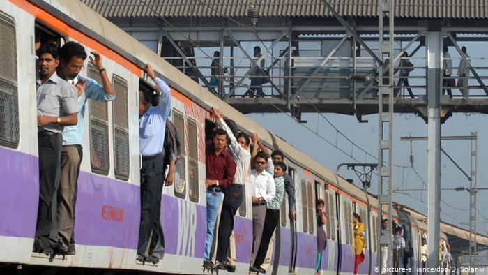  Mort par selfie:  trois adolescents happés par le train en Inde