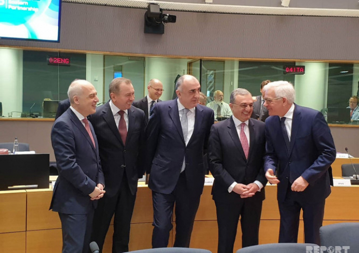  Les ministres azerbaïdjanais et arménien ont eu une brève réunion à Bruxelles 
