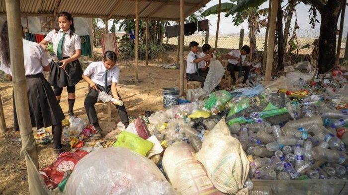 Ces élèves indiens paient leurs frais de scola­rité en déchets plas­tiques