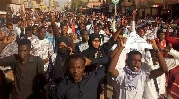 الحراك السوداني يتهم العسكر بالتمسك بالسلطة ويهدد بـ"عصيان مدني"