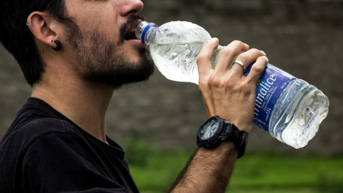 Muere de un infarto por beber agua helada después de jugar fútbol