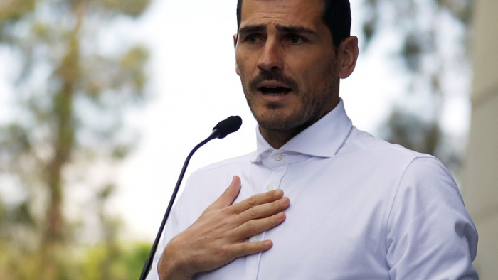  Medios:  Iker Casillas cuelga los guantes tras sufrir un infarto