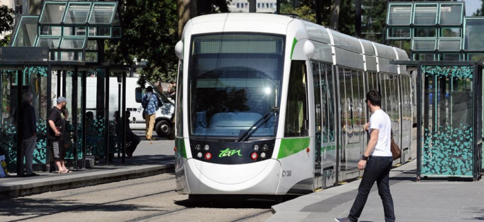   Nantes: une voiture percute un tramway,   4 blessés    
