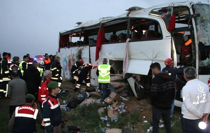 Türkiyədə avtobus qəzası:    5 ölü, 13 yaralı   