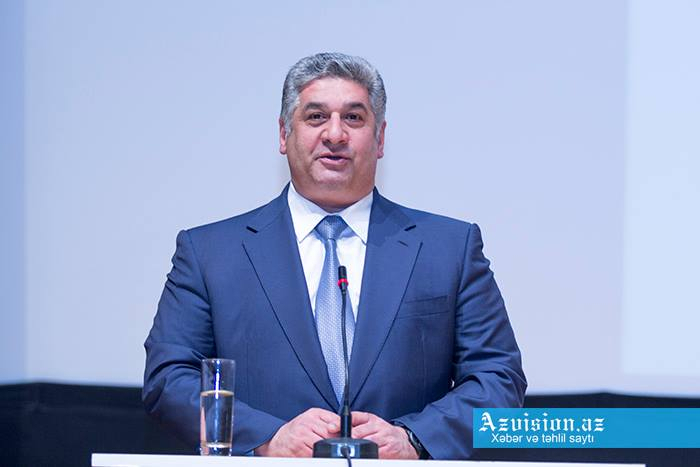  Le ministre azerbaïdjanais de la Jeunesse et des Sports se rend en Iran 