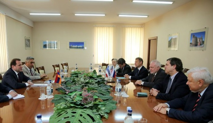   Tonoyan a discuté du Karabakh avec les coprésidents  