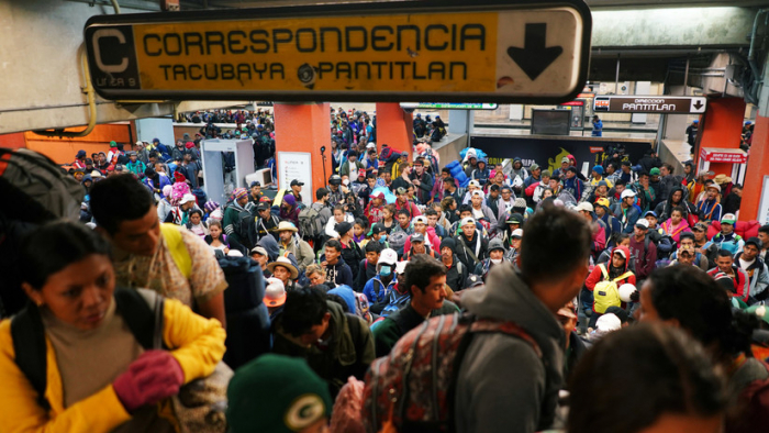  VIDEO: Pasajeros caen por las escaleras eléctricas de una estación saturada en el metro de Ciudad de México 