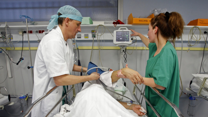 Un anestesista francés enfrenta cargos por envenenar a 24 pacientes en los quirófanos