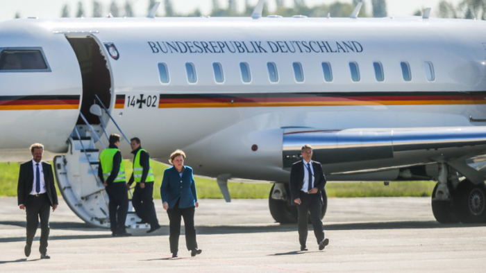   Un vehículo choca en la pista contra el avión en el que se disponía a viajar Angela Merkel  