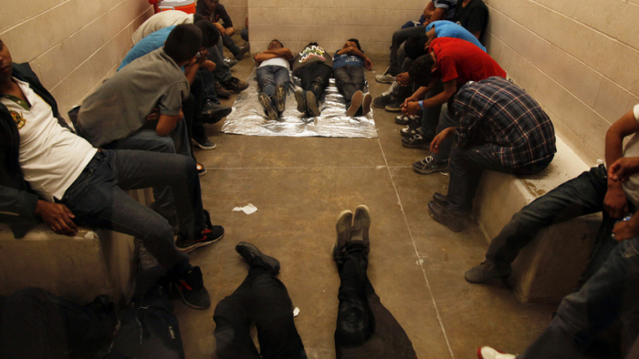 EE.UU. cierra temporalmente un centro de detención de migrantes tras un brote de gripe