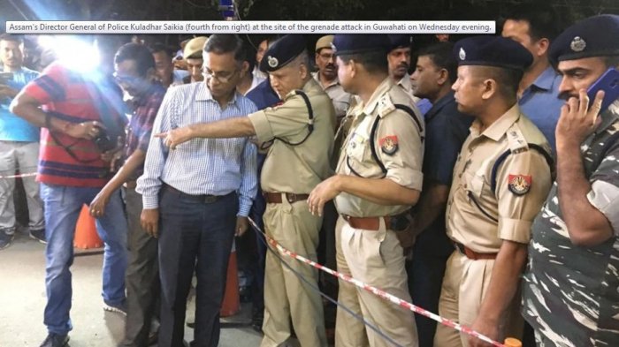   11 injured in blast   outside busy shopping mall in India