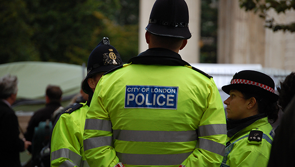   Un homme armé tente de pénétrer dans une mosquée de Londres  