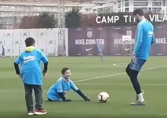 Un sueño hecho realidad: un niño sin piernas juega al fútbol con Piqué y Messi 