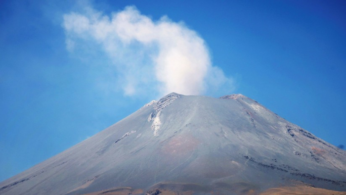   VIDEOS  : Nueva explosión del volcán Popocatépetl deja una extensa columna de ceniza