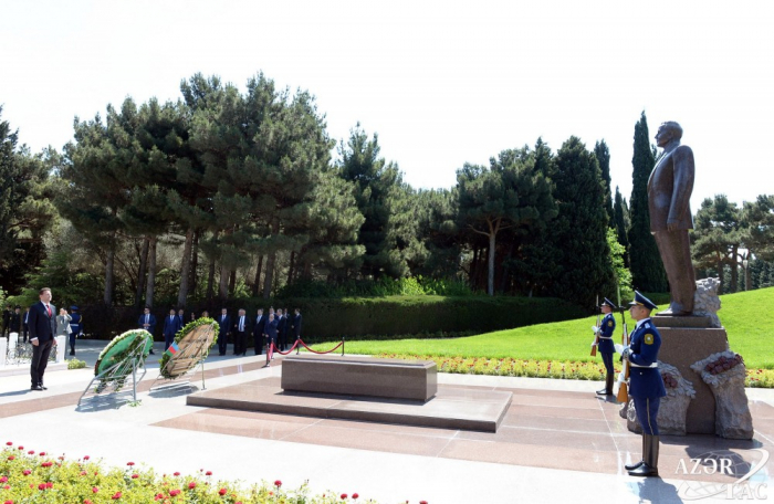   La delegación checa visita la tumba del gran líder Heydar Aliyev  