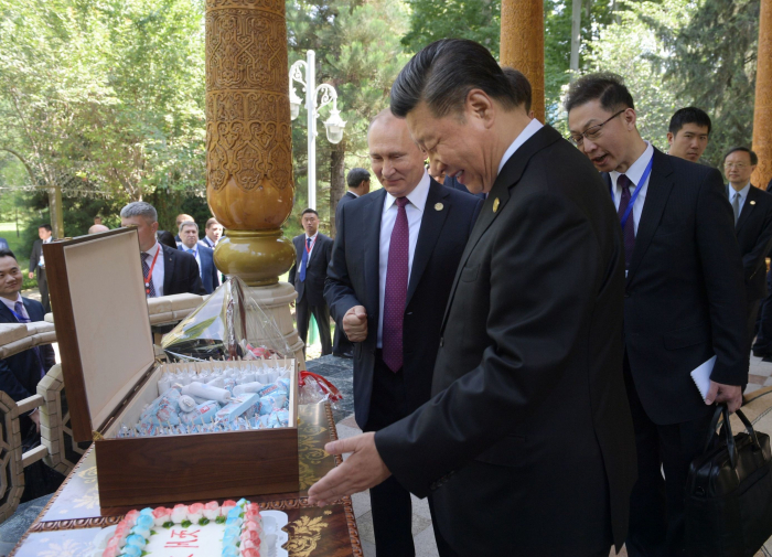 Poutine offre de la crème glacée au président chinois pour son anniversaire -   VIDEO  