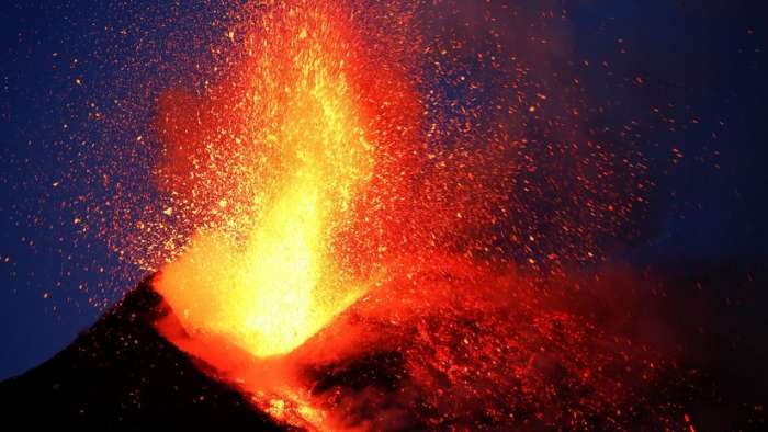   VIDEO, FOTOS:   El Etna vuelve a entrar en erupción