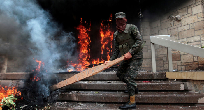   VÍDEO  : Encapuchados incendian neumáticos ante Embajada de EEUU en Honduras