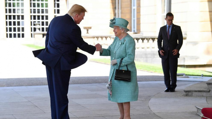   La reina recibe a Trump y su corte en una visita tóxica al Reino Unido  