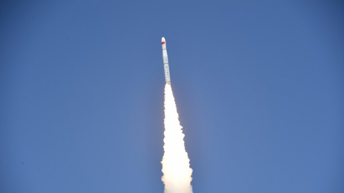 Por primera vez, China lanza con éxito un cohete desde una plataforma marítima