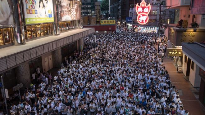   Protestas en Hong Kong:   las multitudinarias manifestaciones contra China por una polémica ley de extradición