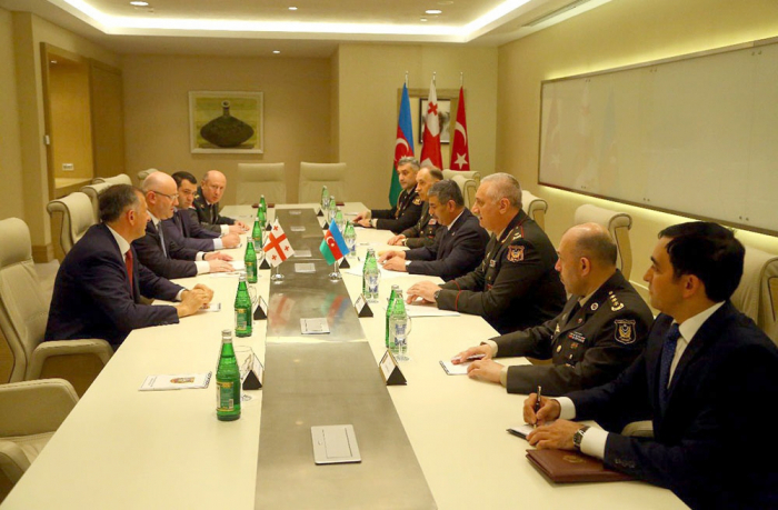  Le ministre azerbaïdjanais de la Défense reçoit son homologue géorgien 