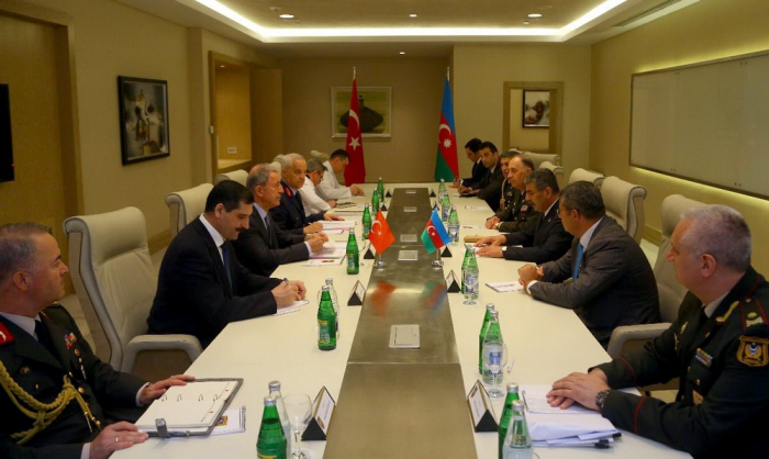  Ministros de Defensa de Azerbaiyán y Turquía se reúnen en Gabala 