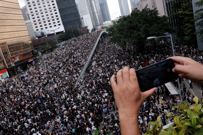 Hong Kong aplaza el debate sobre la polémica ley de extradición tras las protestas masivas