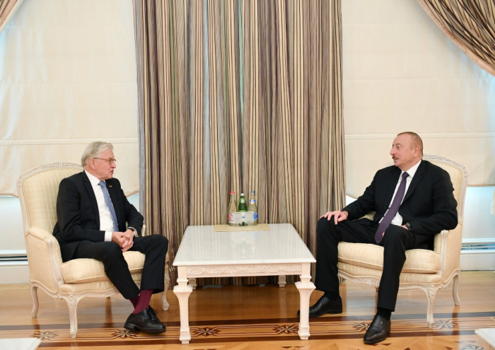  Präsident Ilham Aliyev empfängt ehemaligen Senatspräsident René van der Linden 