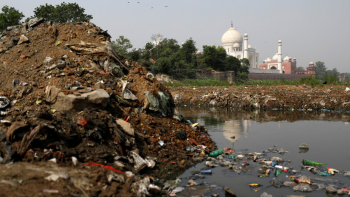   Nueva Delhi:   Una montaña de basura, a punto de superar la altura del Taj Mahal