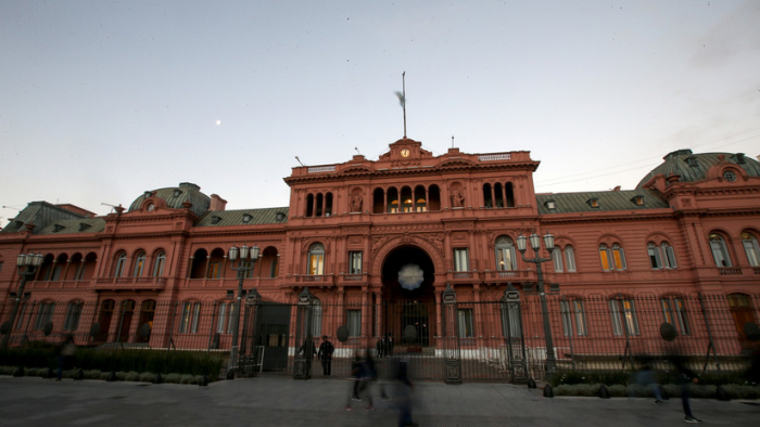   VIDEO:   Un joven intenta ingresar a la Casa Rosada en Argentina y es capturado por la seguridad presidencial