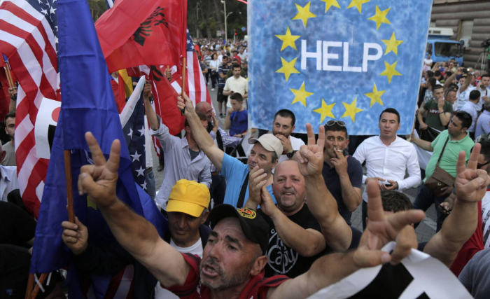 Albania se hunde en una crisis institucional