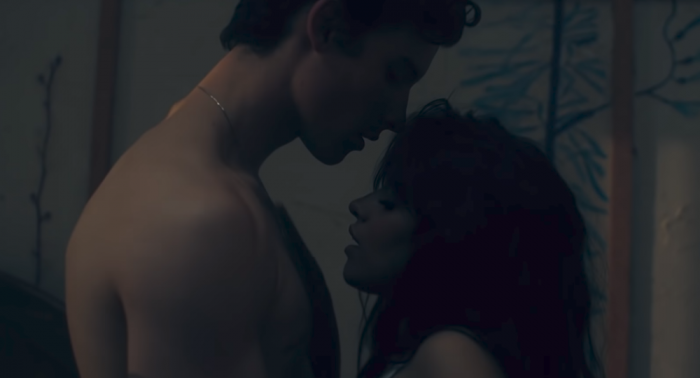 Camila Cabello y Shawn Mendes hacen explotar las redes con un ardiente videoclip