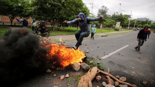 Honduras protests: Military deployed after violence